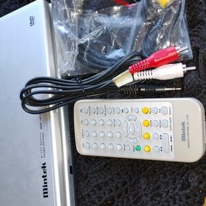 💿 Portable DVD player Mintek  8-in model 1810  EUC
